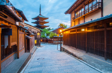 京都の街並みと八坂の塔